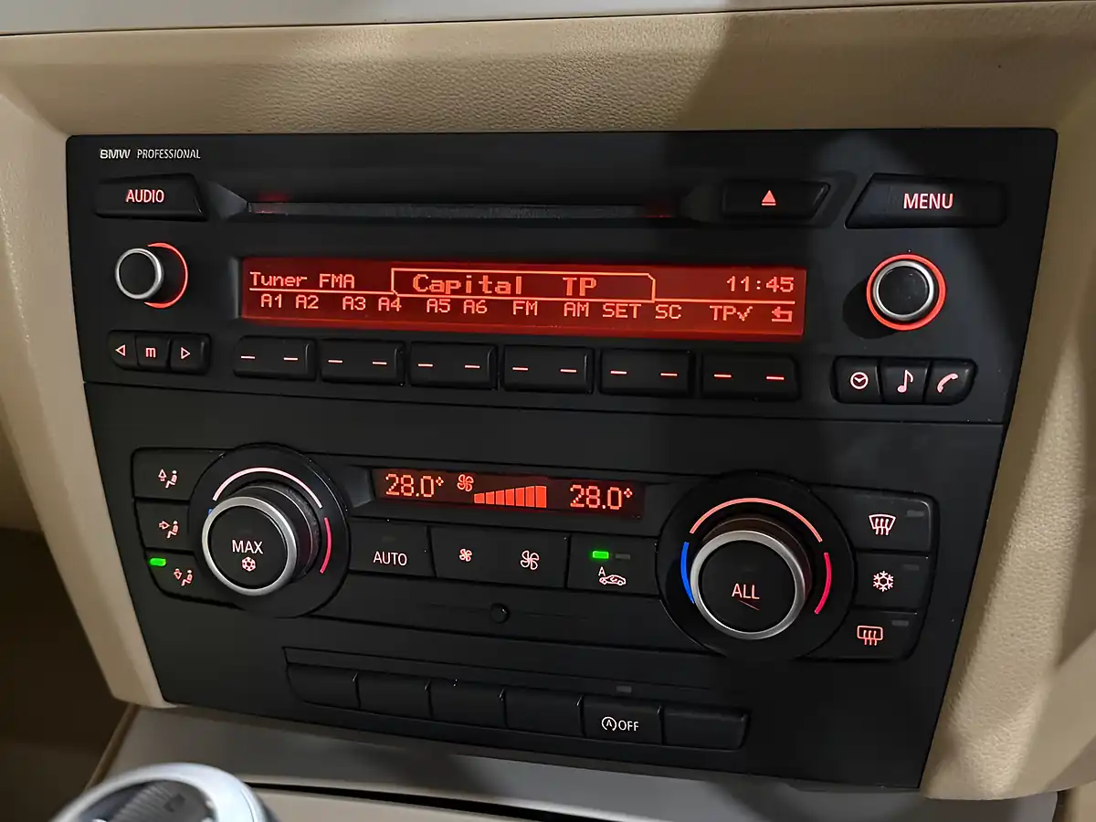 Used 2011 BMW 3 Series Se Blue - Interior and Exterior details 10