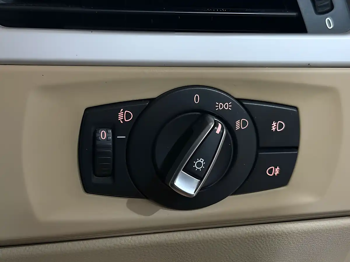 Used 2011 BMW 3 Series Se Blue - Interior and Exterior details 16