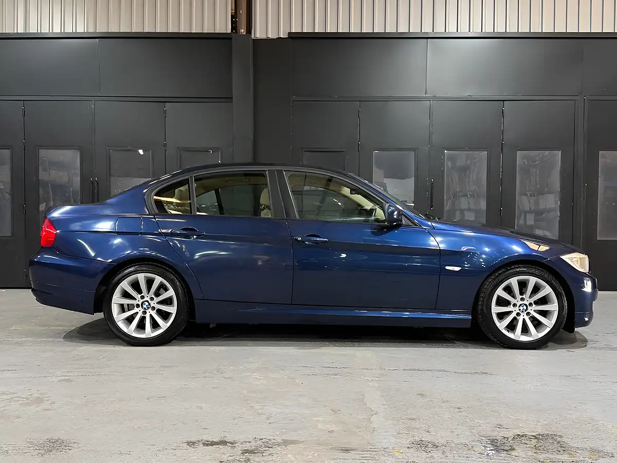 Used 2011 BMW 3 Series Se Blue - Interior and Exterior details 4