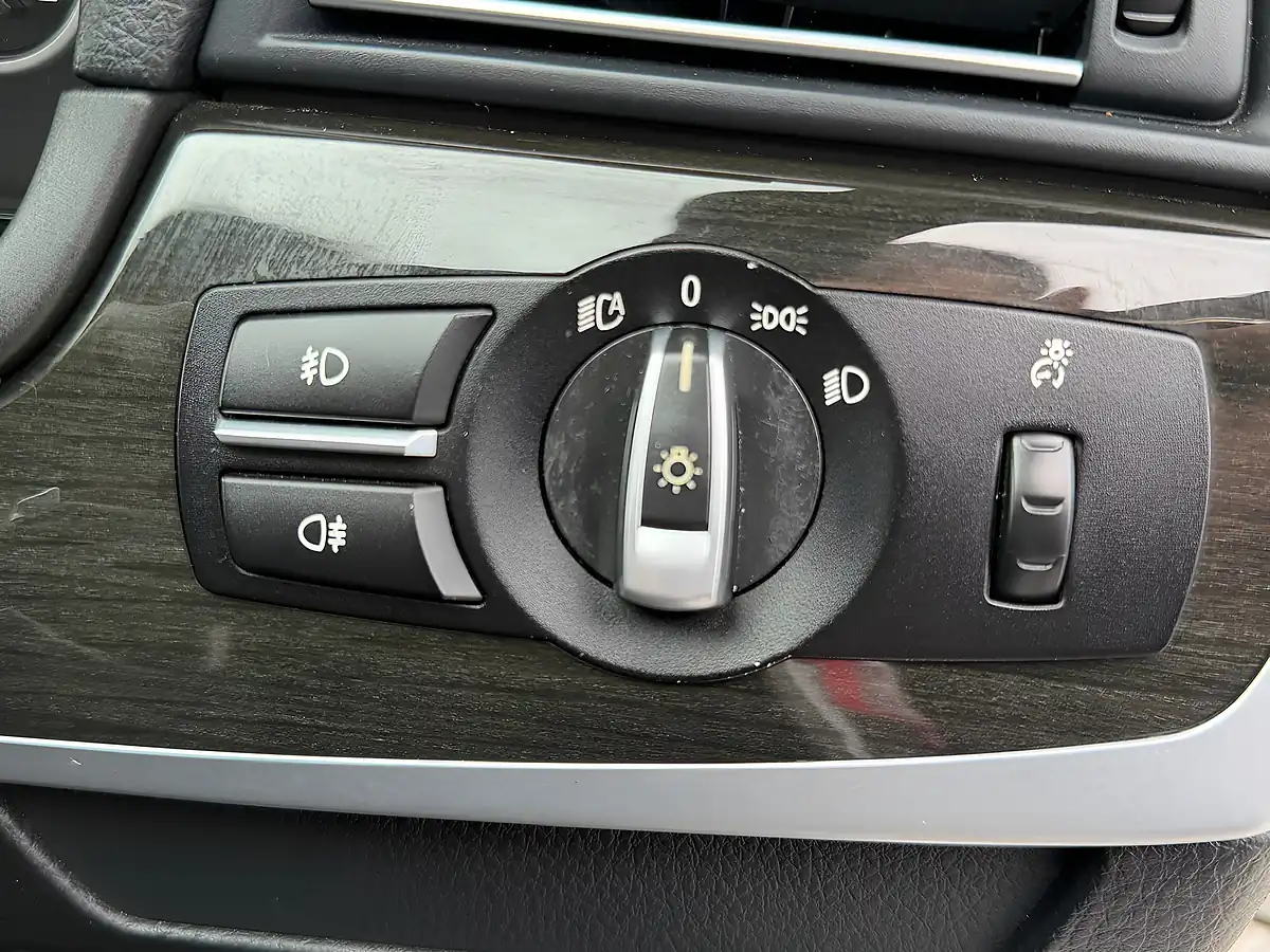 Used 2011 BMW 5 Series M Sport White - Interior and Exterior details 17