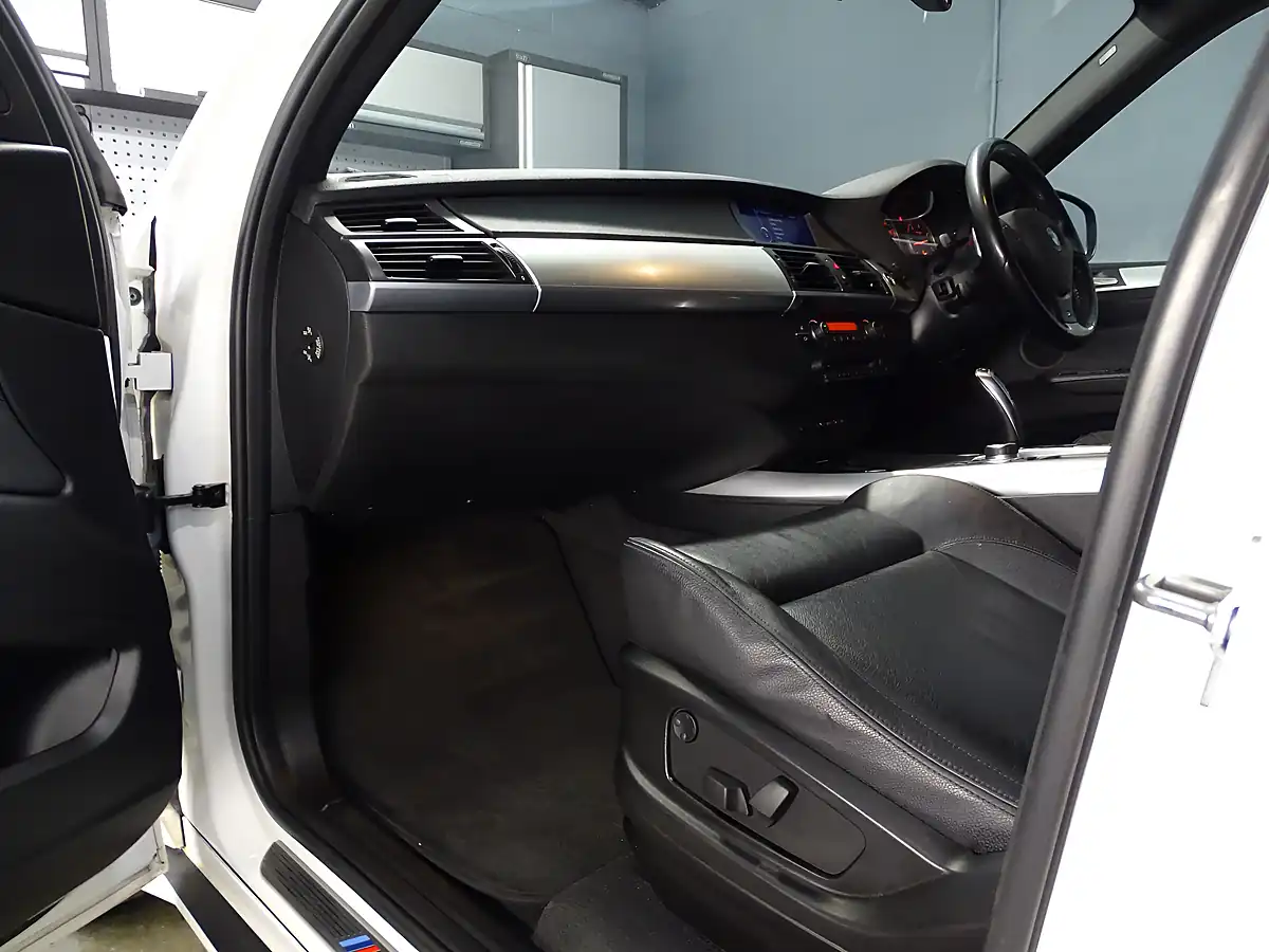 Used 2011 BMW X5 M Sport Alpine White - Interior and Exterior details 12