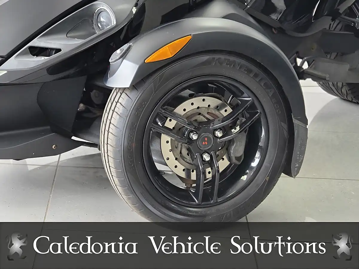 Used 2011 Can-Am Spyder RS Yellow - Interior and Exterior details 11