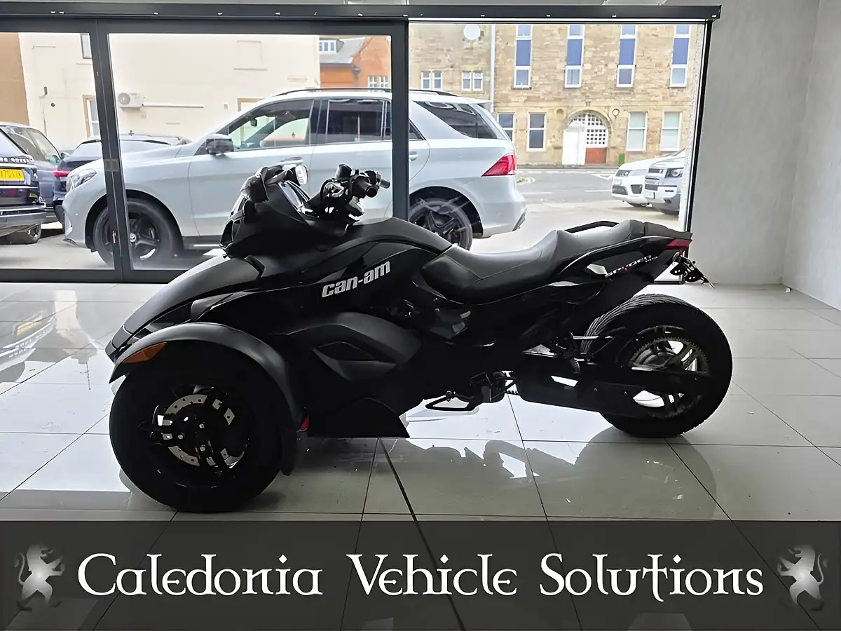 Used 2011 Can-Am Spyder RS Yellow - Interior and Exterior details 9