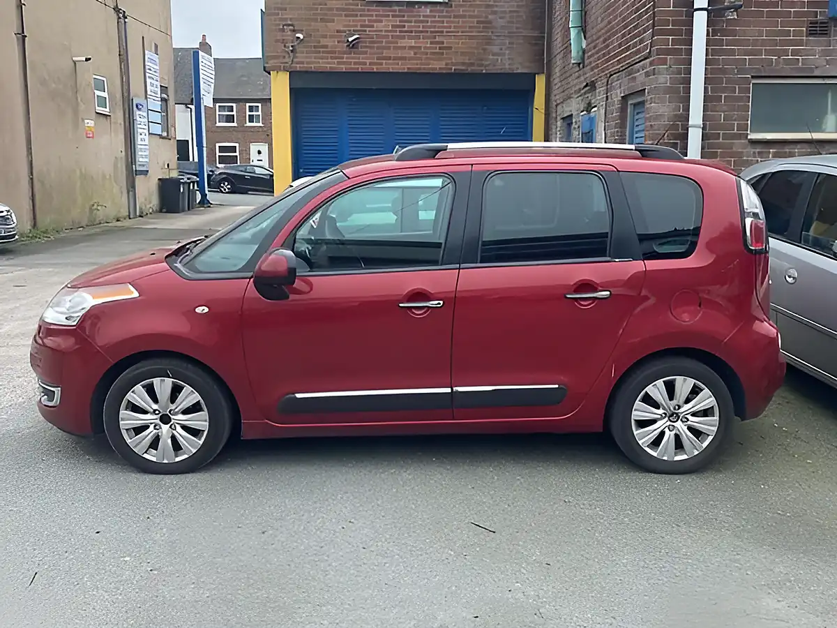 Used 2011 Citroen C3 Picasso Exclusive Red - Interior and Exterior details 4