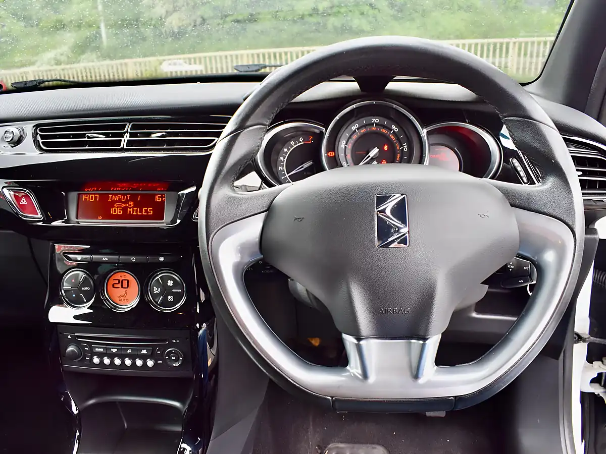 Used 2011 Citroen DS3 Dstyle Plus White - Interior and Exterior details 11