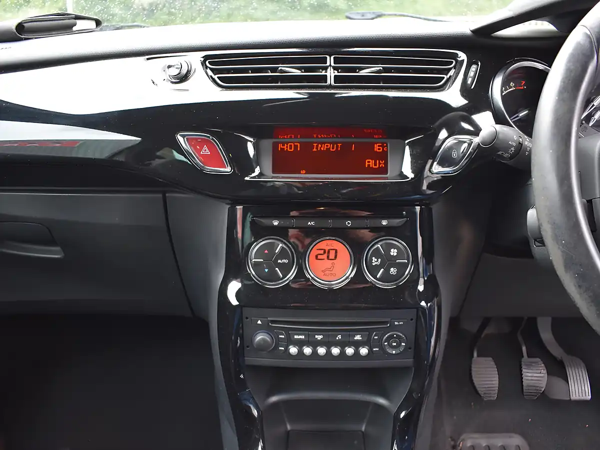 Used 2011 Citroen DS3 Dstyle Plus White - Interior and Exterior details 14