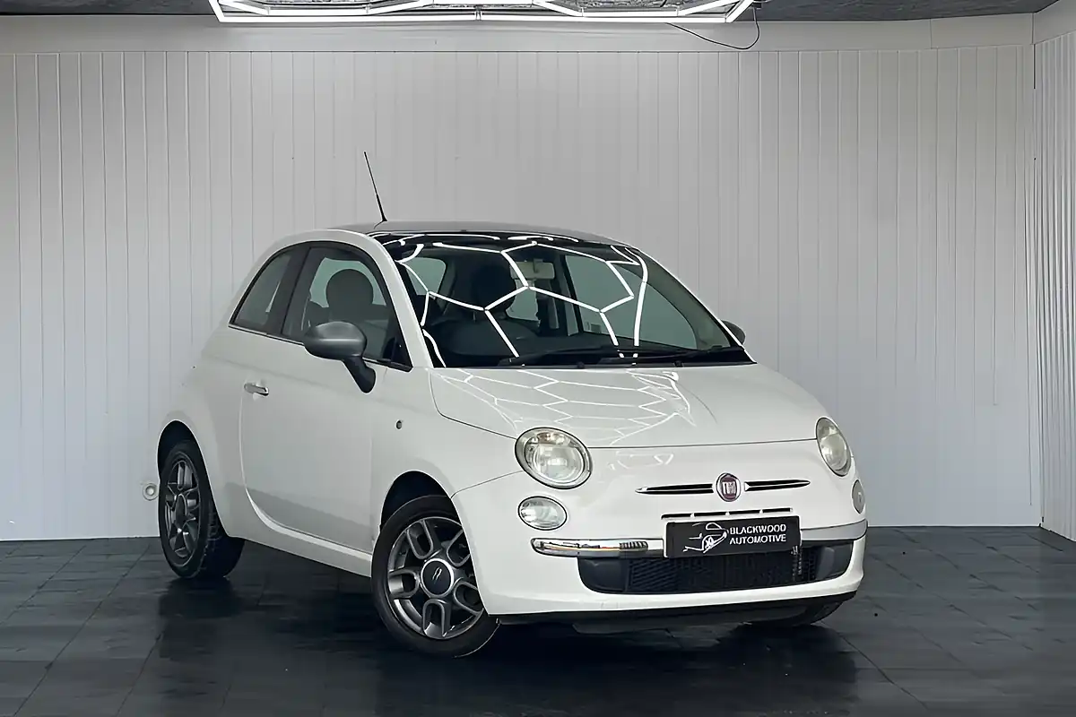 Used 2011 Fiat 500 Lounge White - Front View