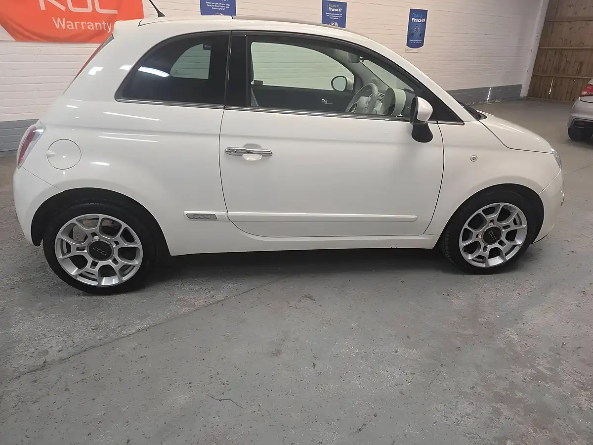 Used 2011 Fiat 500 Lounge White - Interior and Exterior details 8