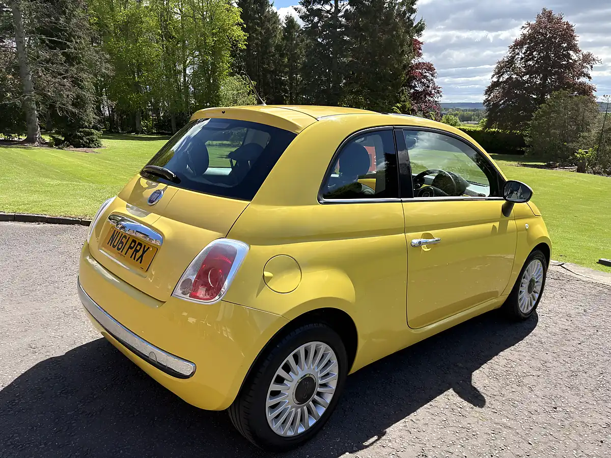 Used 2011 Fiat 500 Lounge Yellow - Interior and Exterior details 13