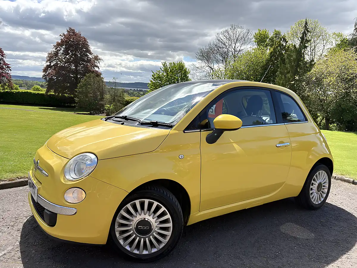 Used 2011 Fiat 500 Lounge Yellow - Interior and Exterior details 2