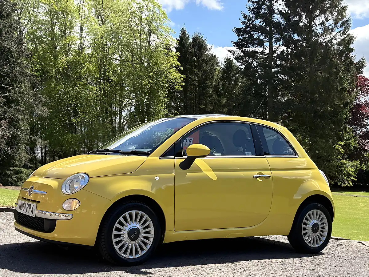 Used 2011 Fiat 500 Lounge Yellow - Interior and Exterior details 4
