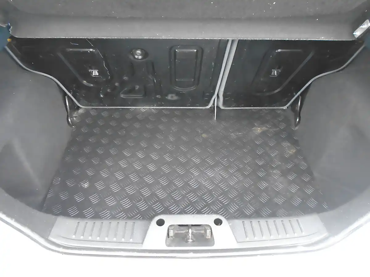 Used 2011 Ford Fiesta Edge Silver - Interior and Exterior details 15