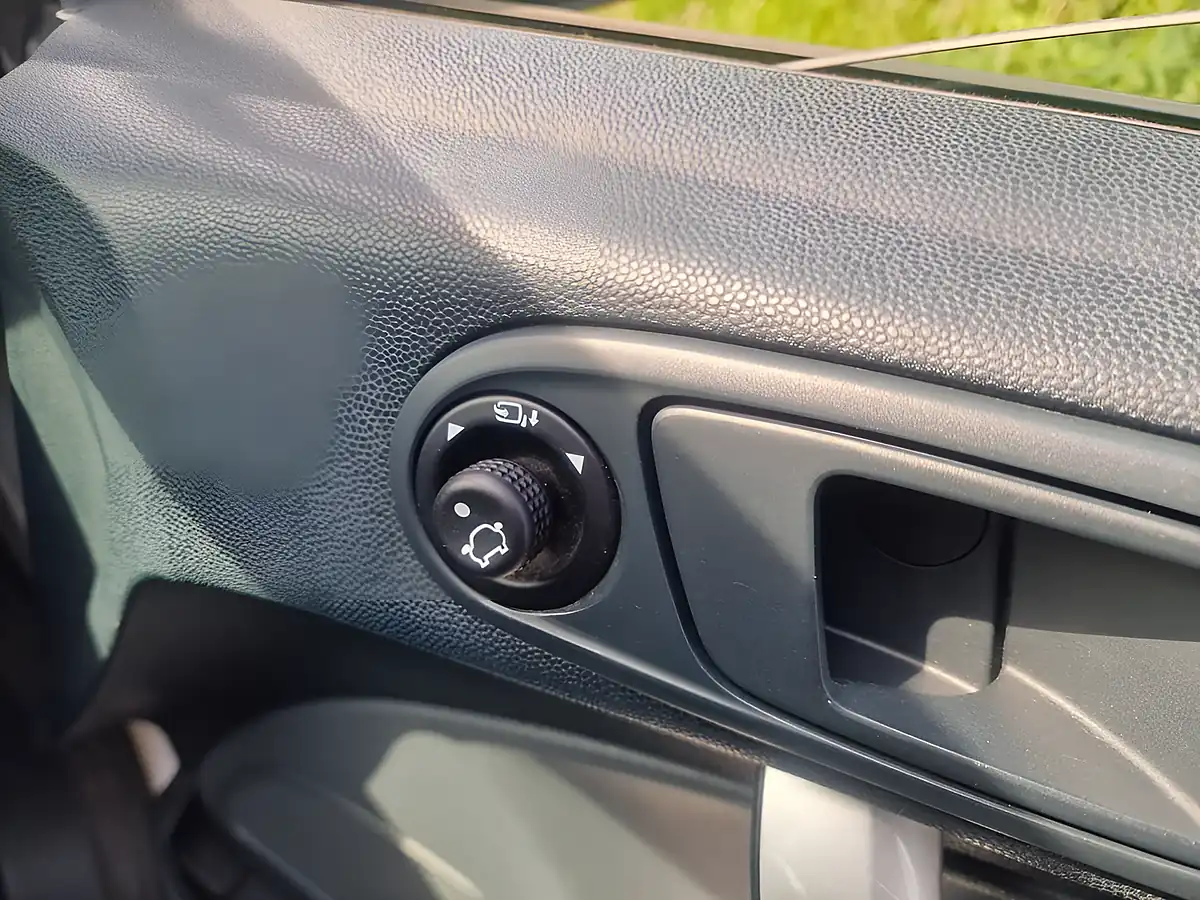 Used 2011 Ford Fiesta Titanium Silver - Interior and Exterior details 10