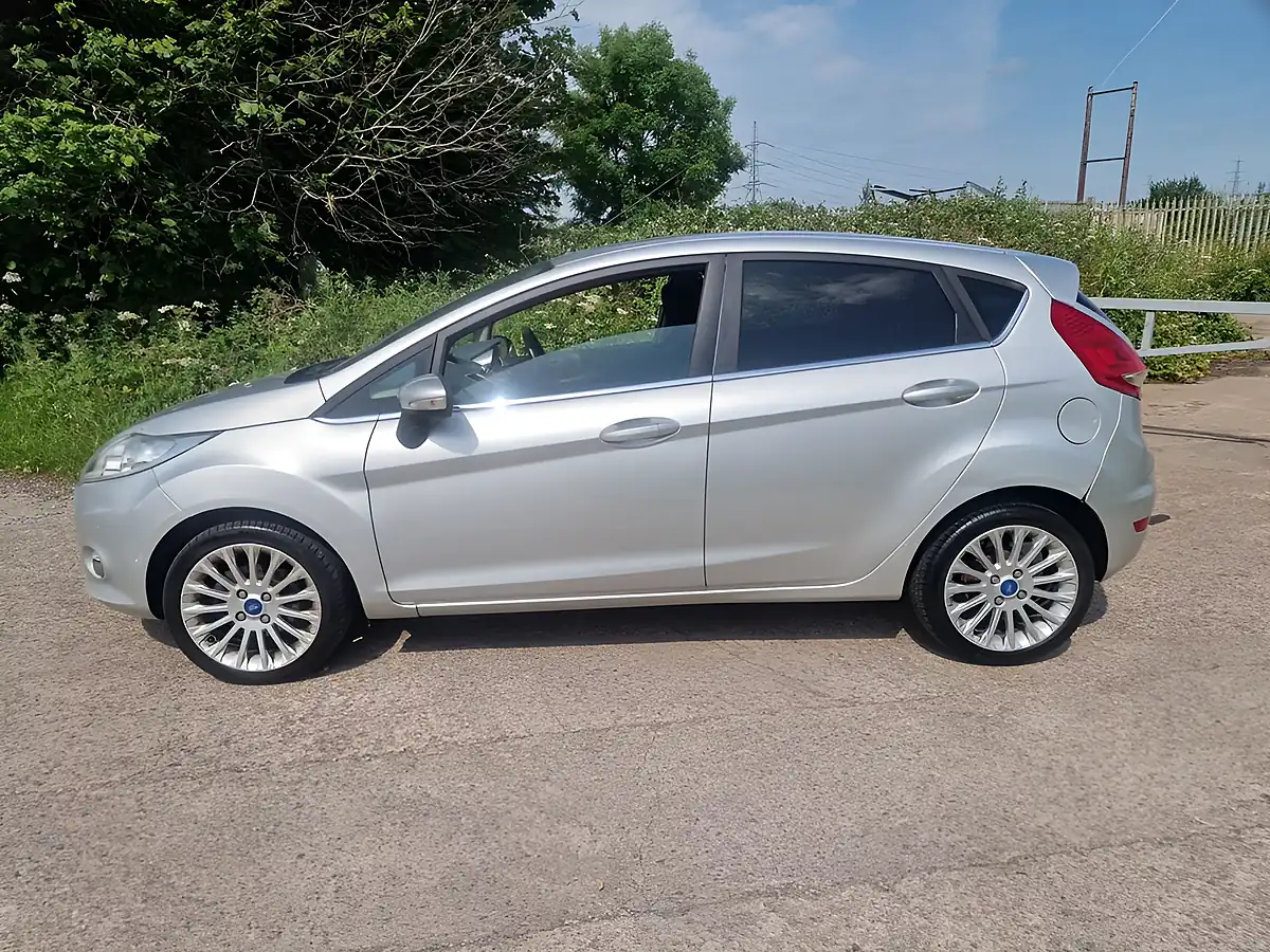 Used 2011 Ford Fiesta Titanium Silver - Interior and Exterior details 5