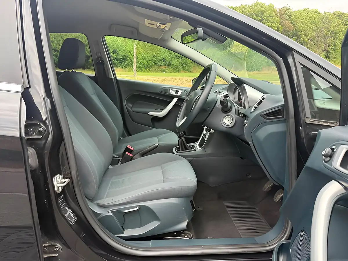 Used 2011 Ford Fiesta Titanium Silver - Interior and Exterior details 14