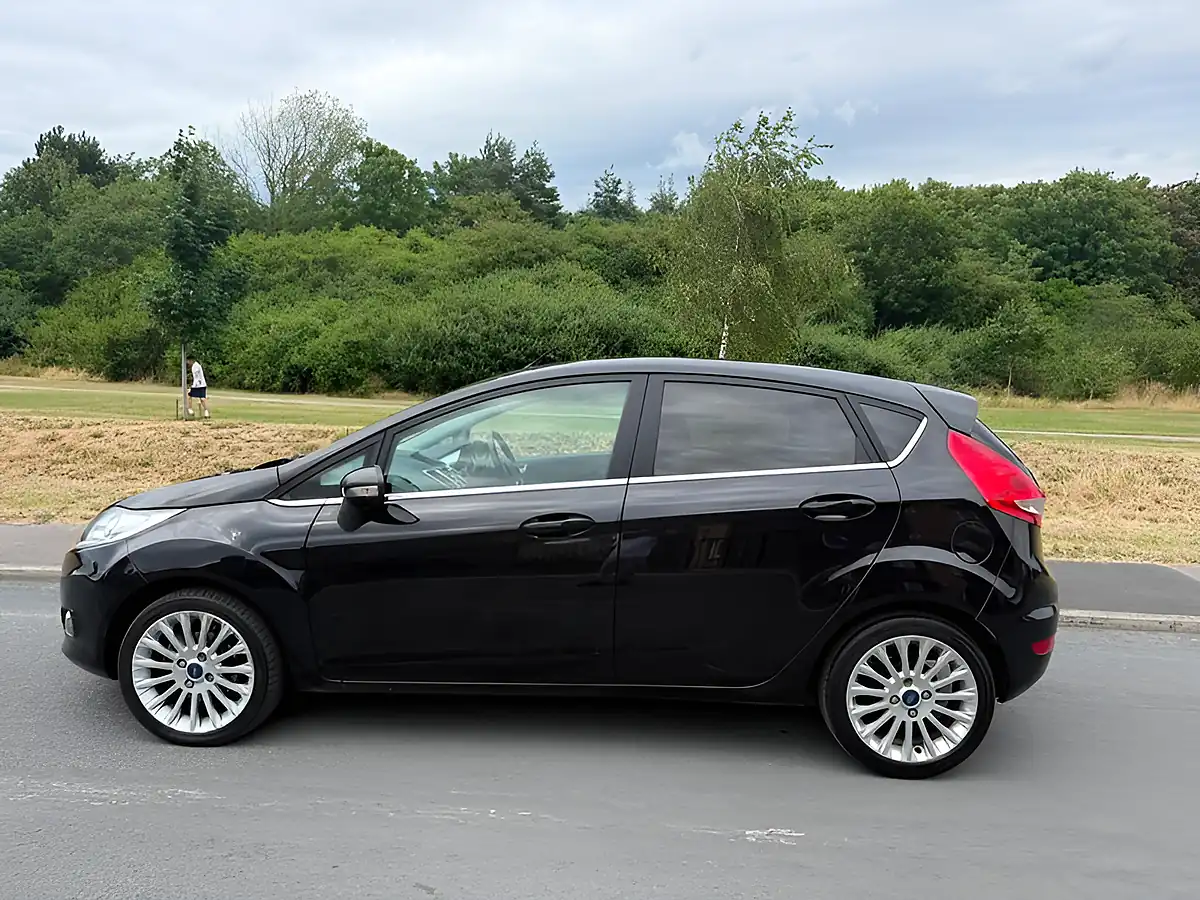 Used 2011 Ford Fiesta Titanium Silver - Interior and Exterior details 4