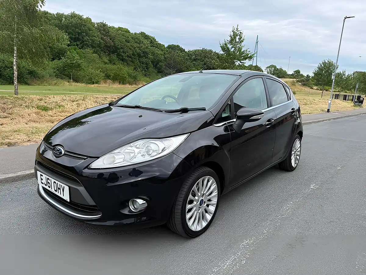 Used 2011 Ford Fiesta Titanium Silver - Interior and Exterior details 5