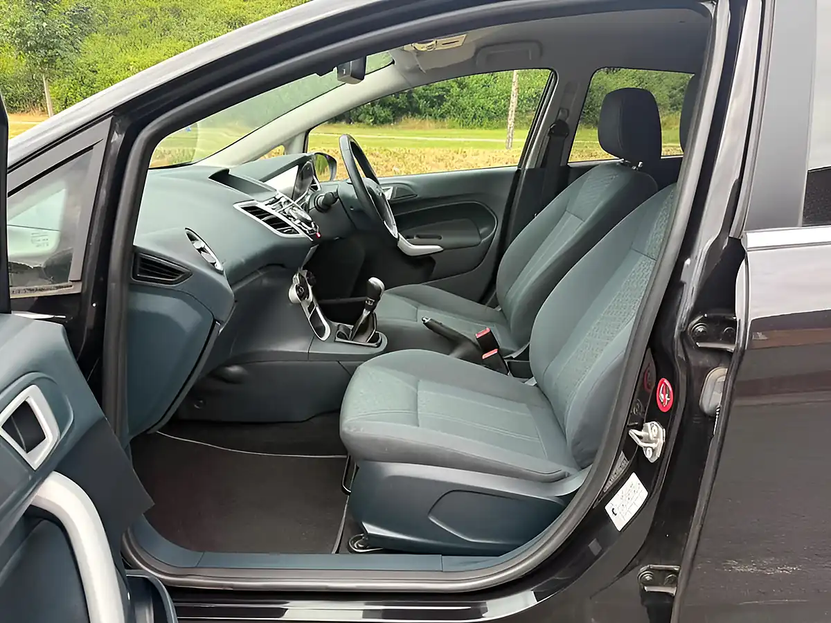 Used 2011 Ford Fiesta Titanium Silver - Interior and Exterior details 6