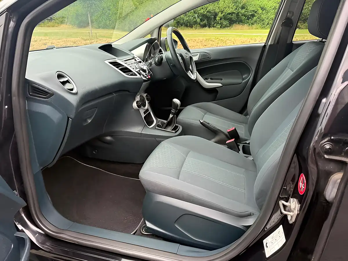 Used 2011 Ford Fiesta Titanium Silver - Interior and Exterior details 7