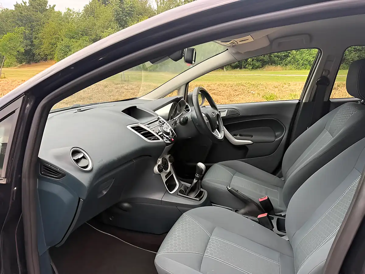 Used 2011 Ford Fiesta Titanium Silver - Interior and Exterior details 8