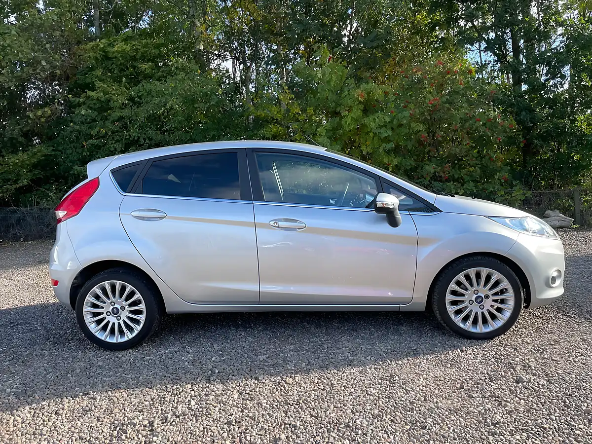 Used 2011 Ford Fiesta Titanium Silver - Interior and Exterior details 5