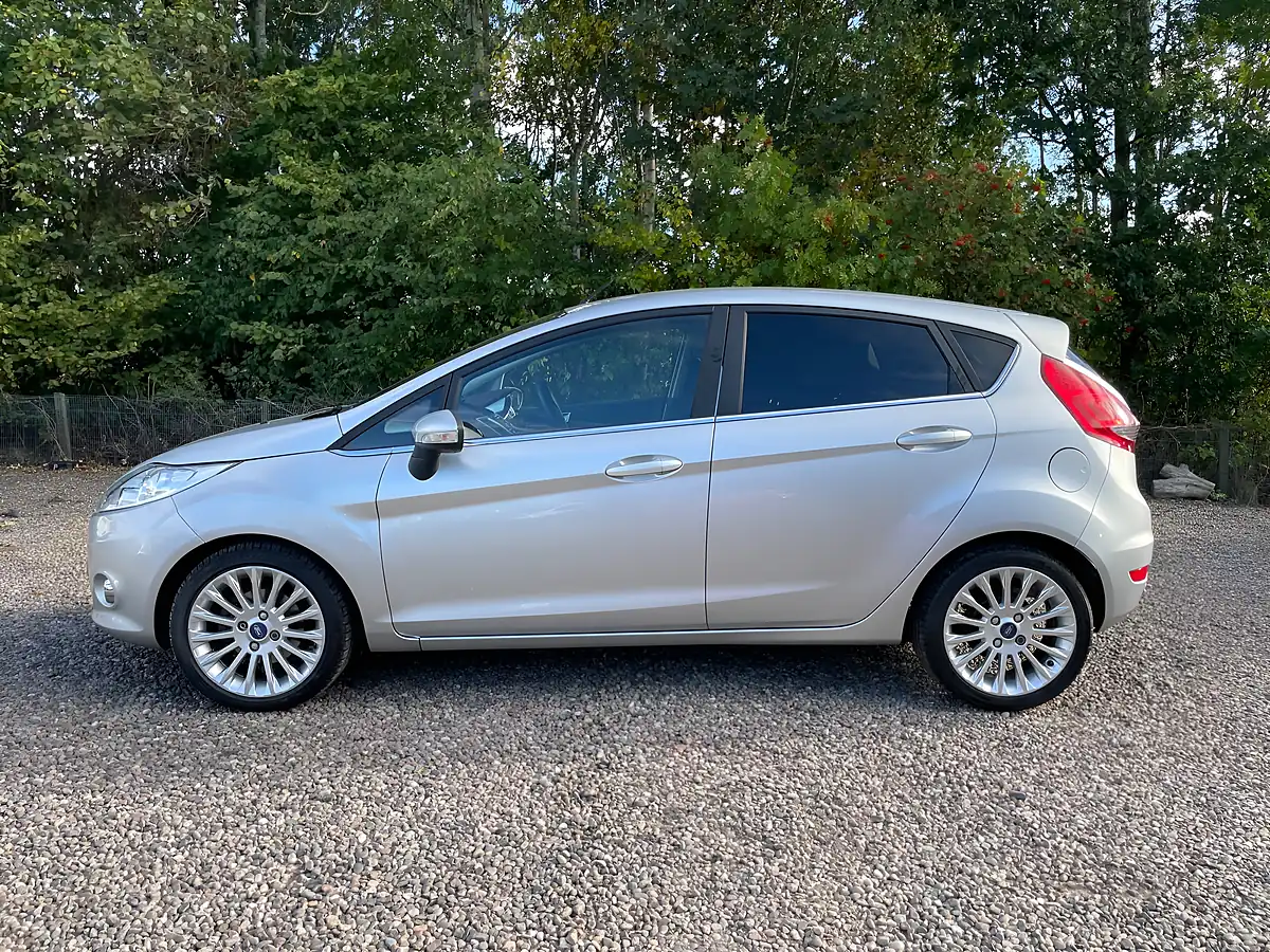 Used 2011 Ford Fiesta Titanium Silver - Interior and Exterior details 6