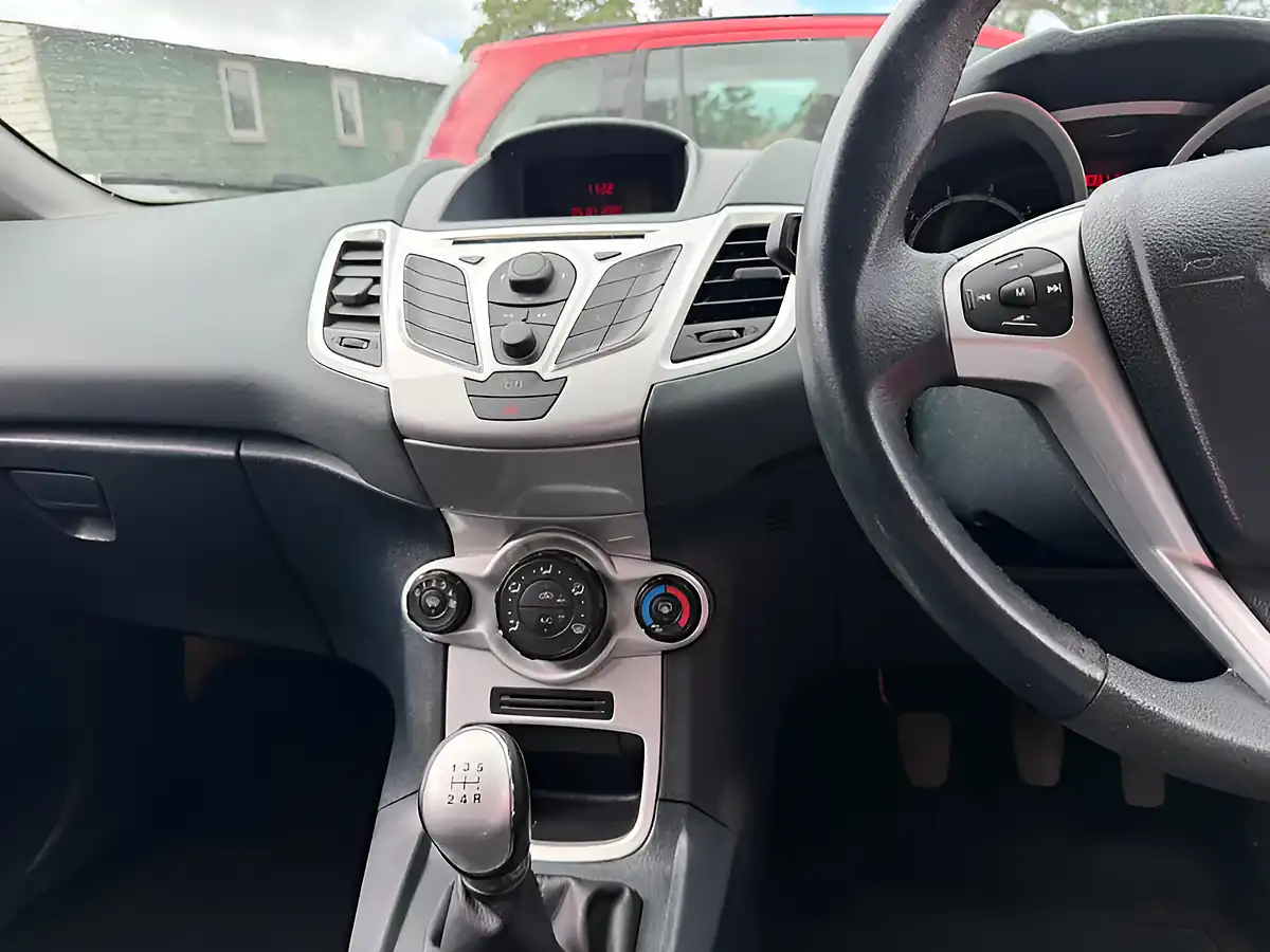 Used 2011 Ford Fiesta Zetec Silver - Interior and Exterior details 13