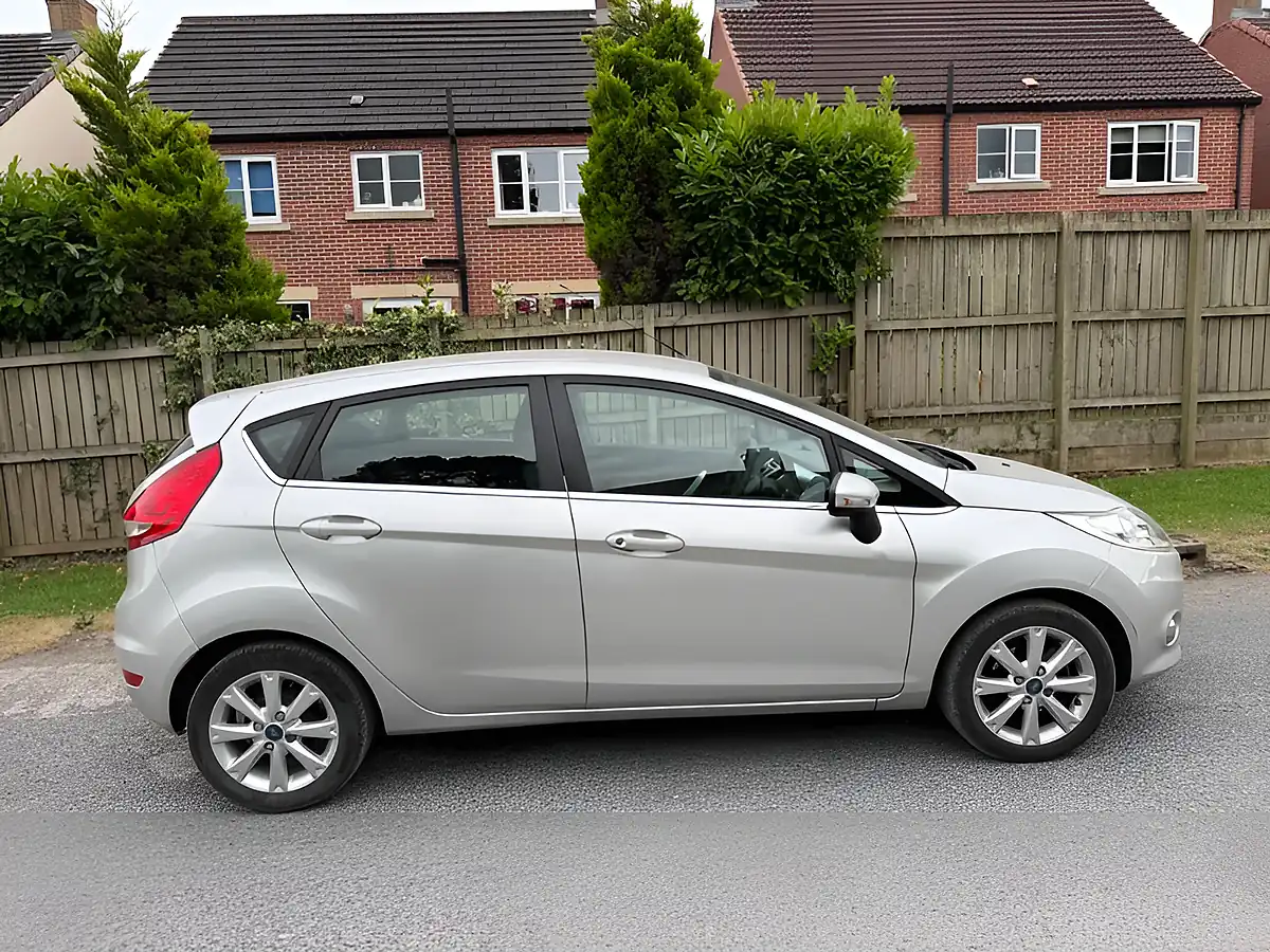 Used 2011 Ford Fiesta Zetec Silver - Interior and Exterior details 4