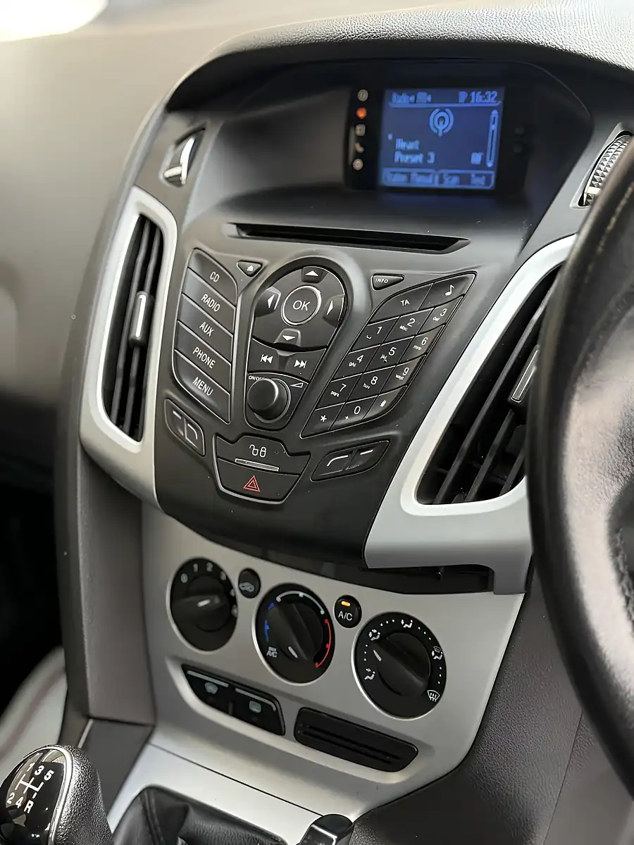 Used 2011 Ford Focus Zetec Black - Interior and Exterior details 11