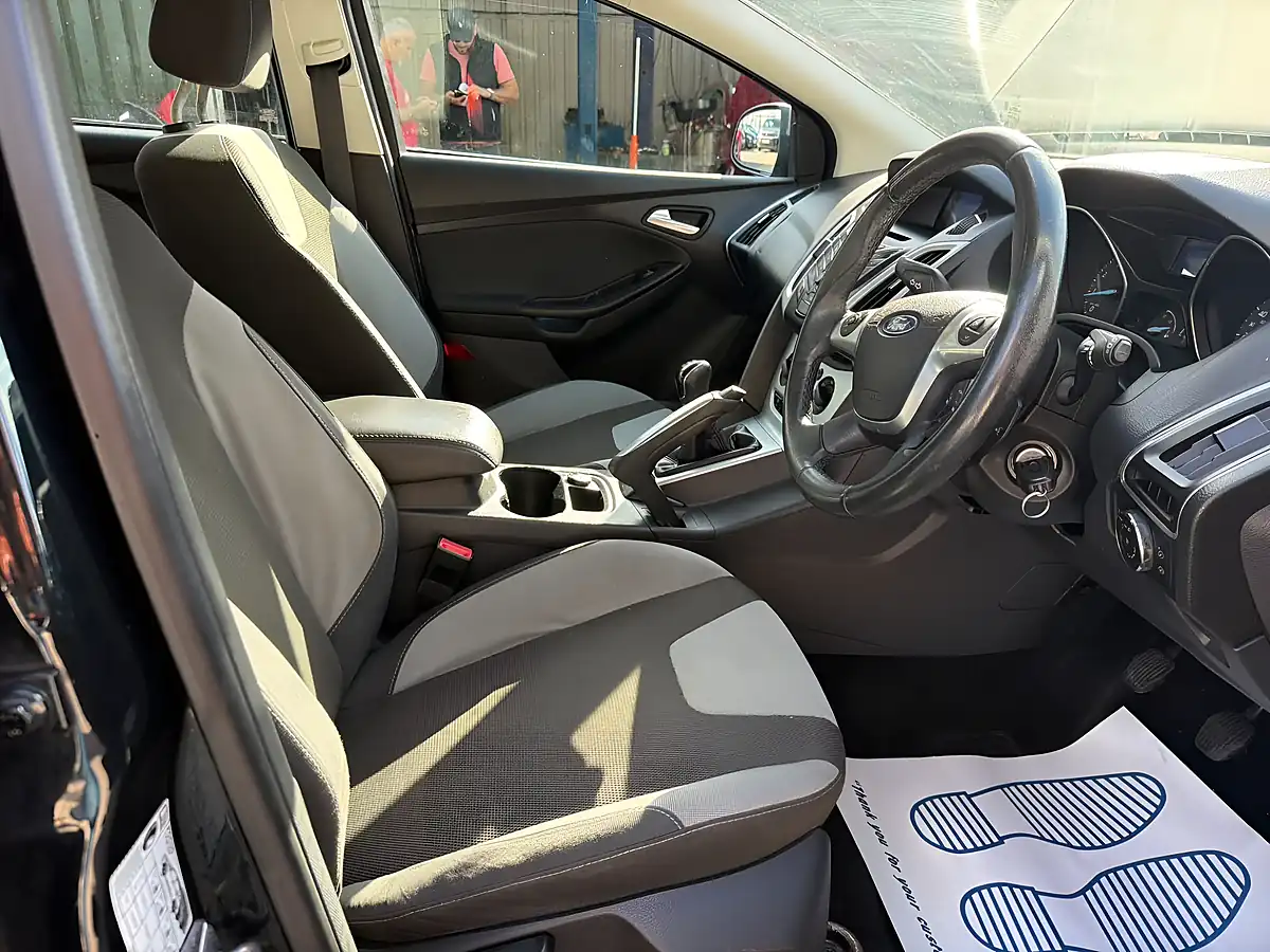 Used 2011 Ford Focus Zetec Black - Interior and Exterior details 11