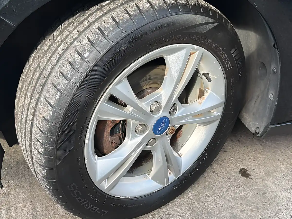 Used 2011 Ford Focus Zetec Black - Interior and Exterior details 18