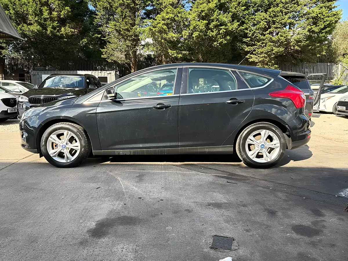 Used 2011 Ford Focus Zetec Black - Interior and Exterior details 4