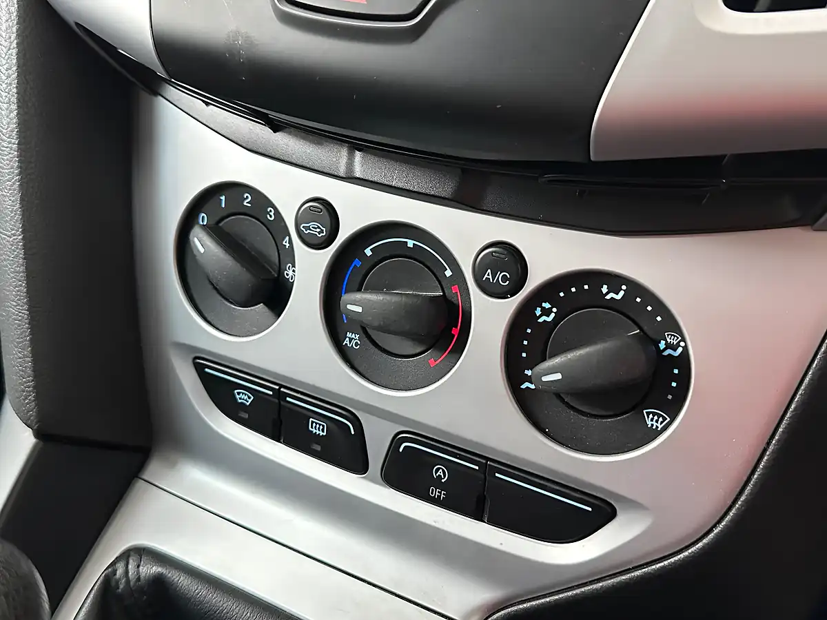 Used 2011 Ford Focus Zetec Moondust Silver - Interior and Exterior details 13