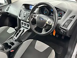 Used 2011 Ford Focus Zetec Moondust Silver - Interior and Exterior details 3