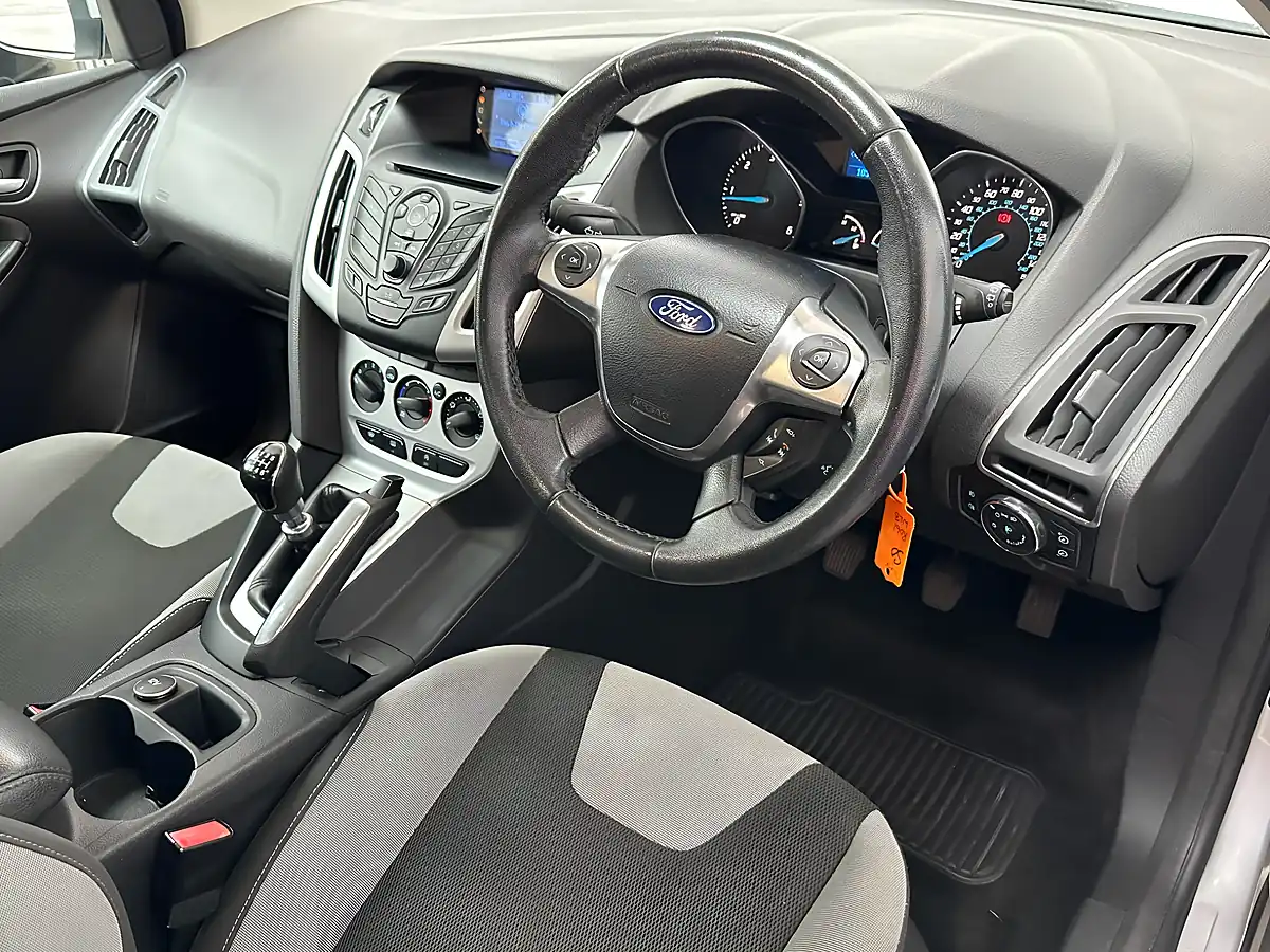 Used 2011 Ford Focus Zetec Moondust Silver - Interior and Exterior details 3