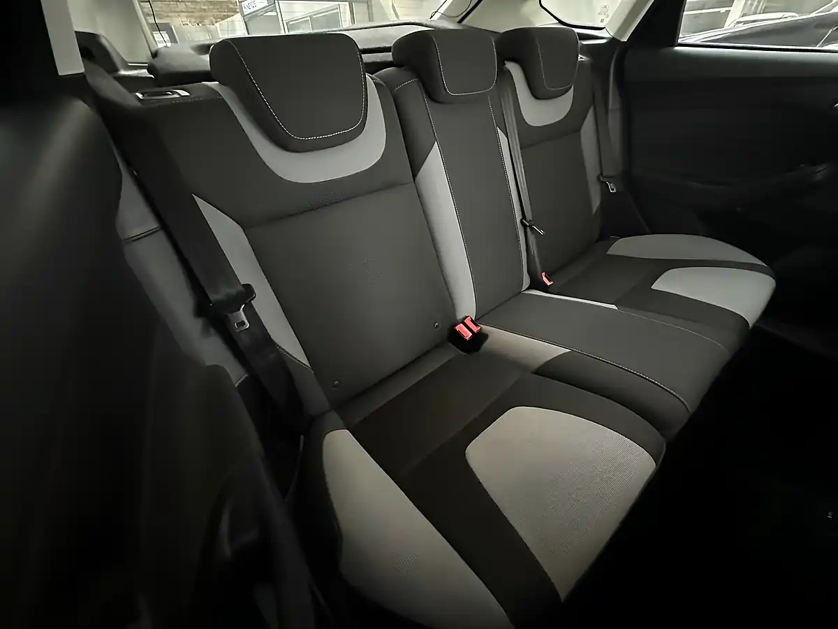 Used 2011 Ford Focus Zetec Moondust Silver - Interior and Exterior details 8