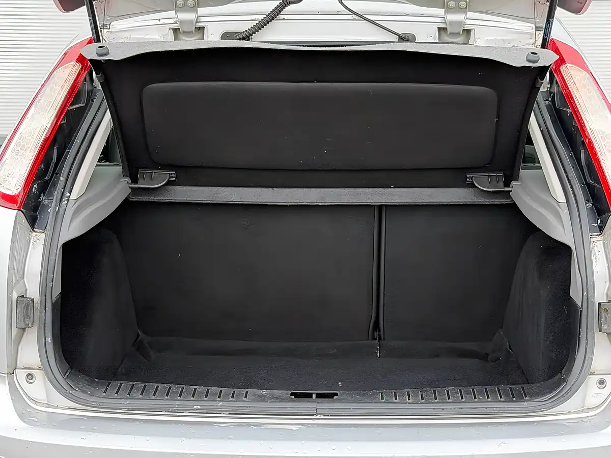 Used 2011 Ford Focus Zetec Silver - Interior and Exterior details 10