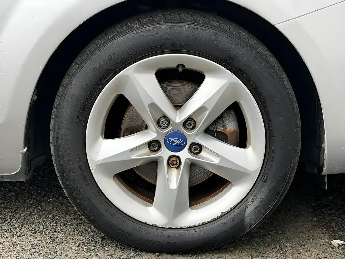 Used 2011 Ford Focus Zetec Silver - Interior and Exterior details 13