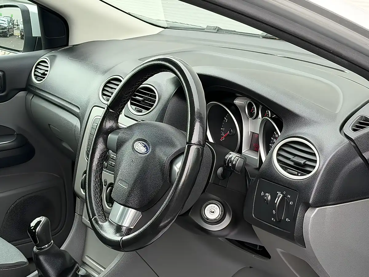 Used 2011 Ford Focus Zetec Silver - Interior and Exterior details 14
