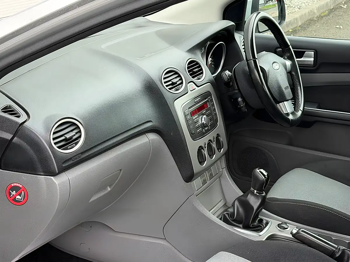Used 2011 Ford Focus Zetec Silver - Interior and Exterior details 16