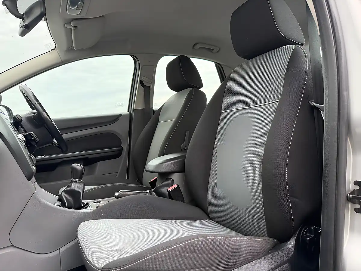 Used 2011 Ford Focus Zetec Silver - Interior and Exterior details 17