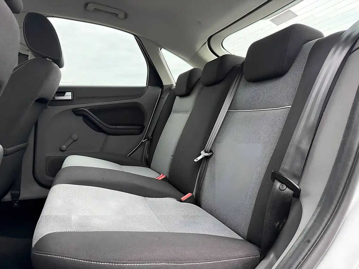 Used 2011 Ford Focus Zetec Silver - Interior and Exterior details 18