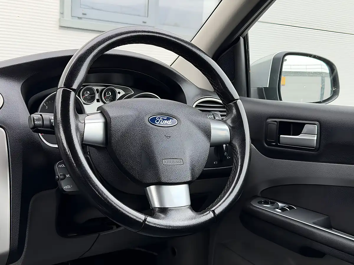 Used 2011 Ford Focus Zetec Silver - Interior and Exterior details 19