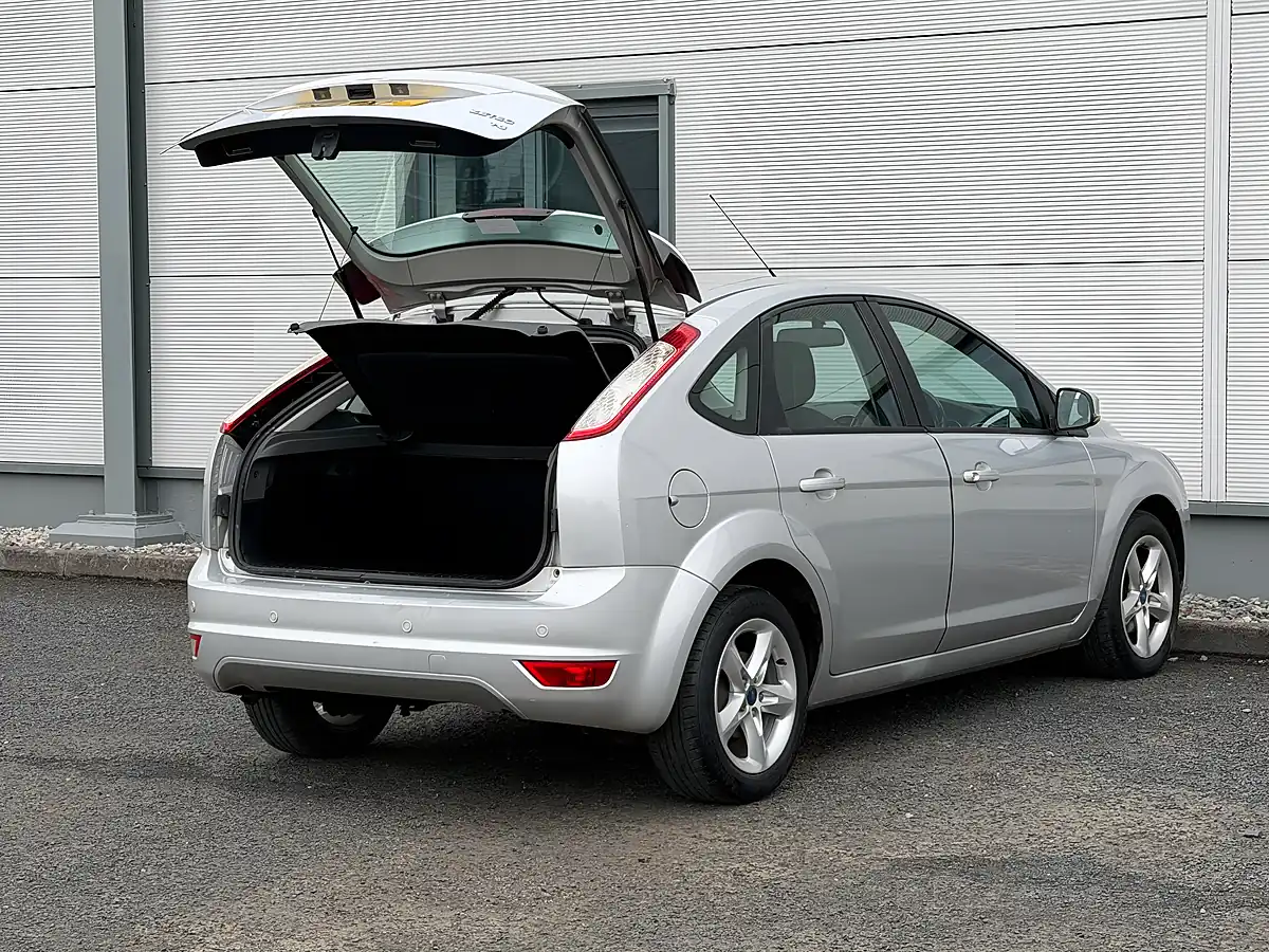 Used 2011 Ford Focus Zetec Silver - Interior and Exterior details 9