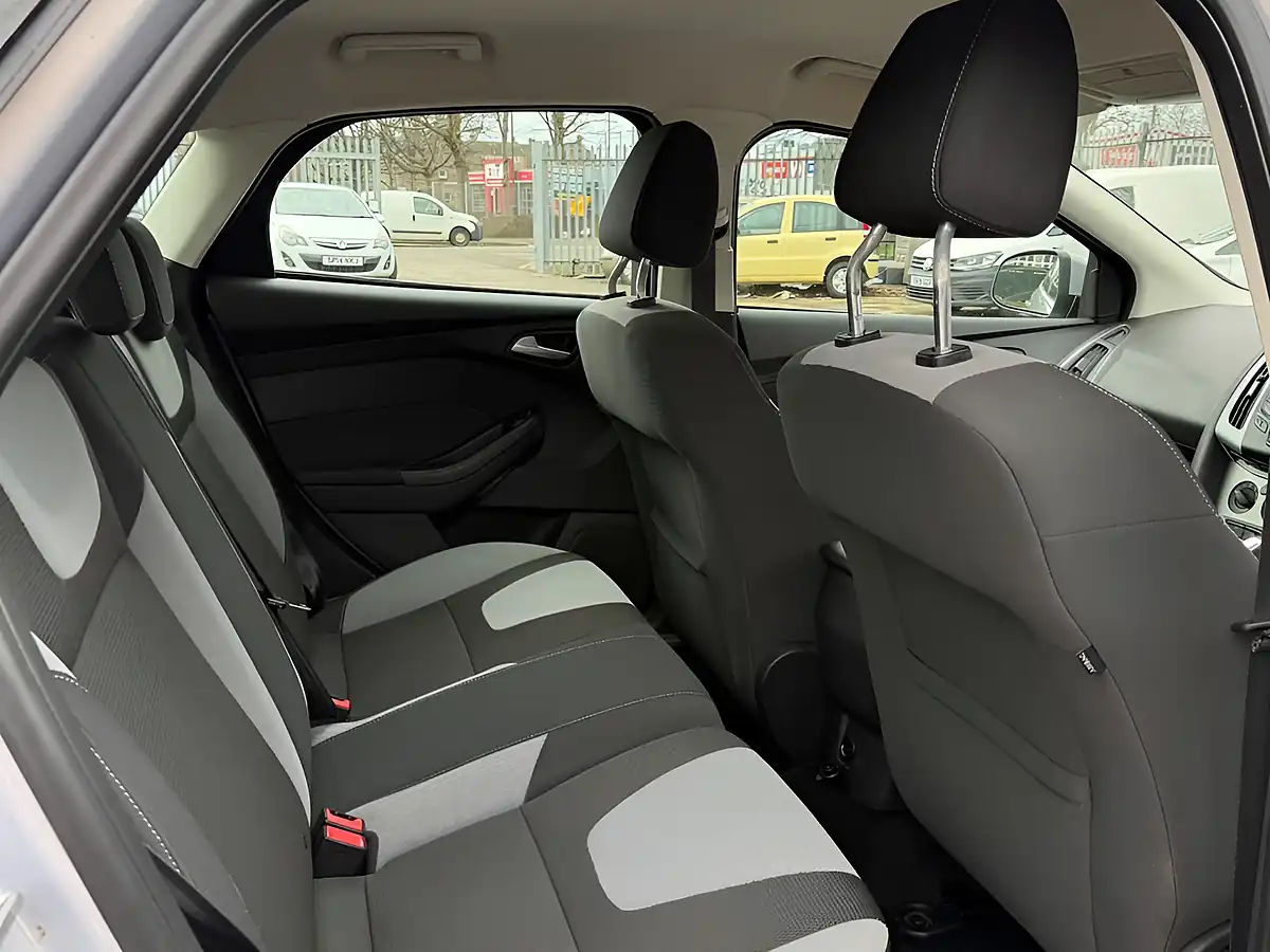 Used 2011 Ford Focus Zetec Silver - Interior and Exterior details 10