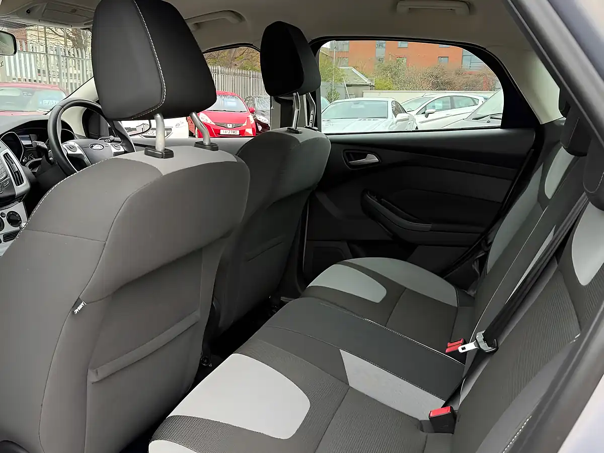 Used 2011 Ford Focus Zetec Silver - Interior and Exterior details 11