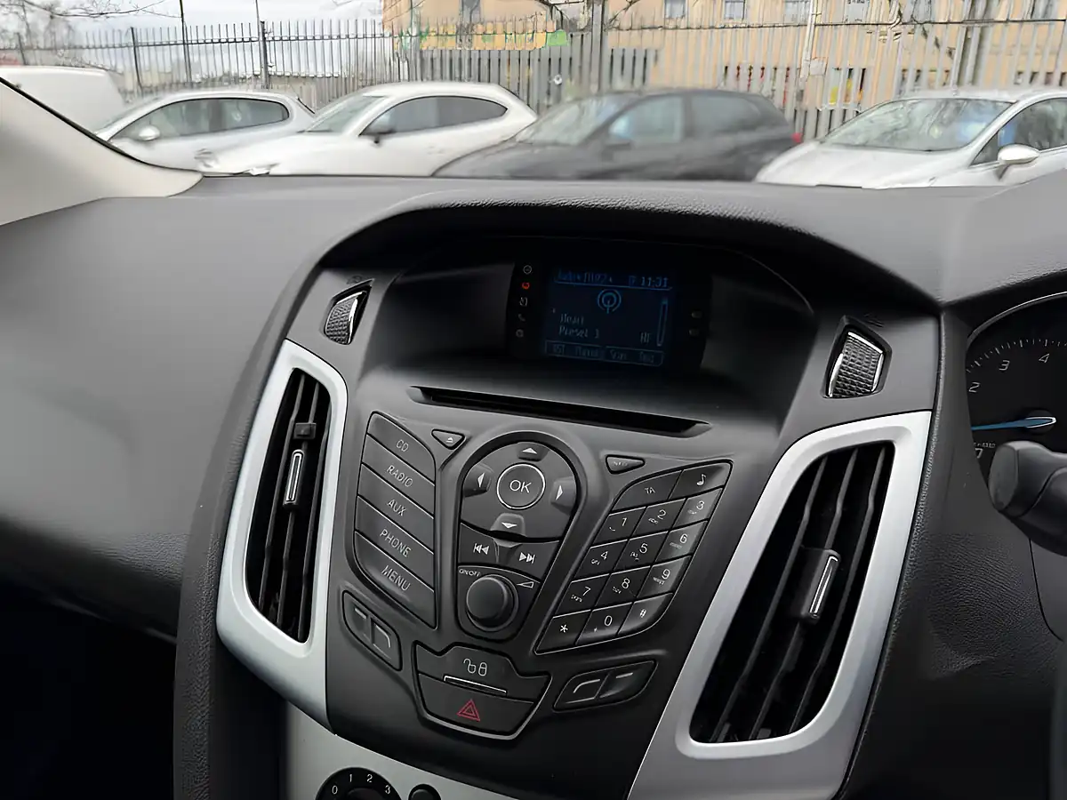 Used 2011 Ford Focus Zetec Silver - Interior and Exterior details 14
