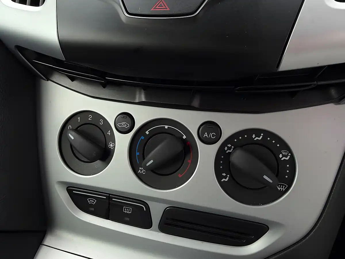 Used 2011 Ford Focus Zetec Silver - Interior and Exterior details 15