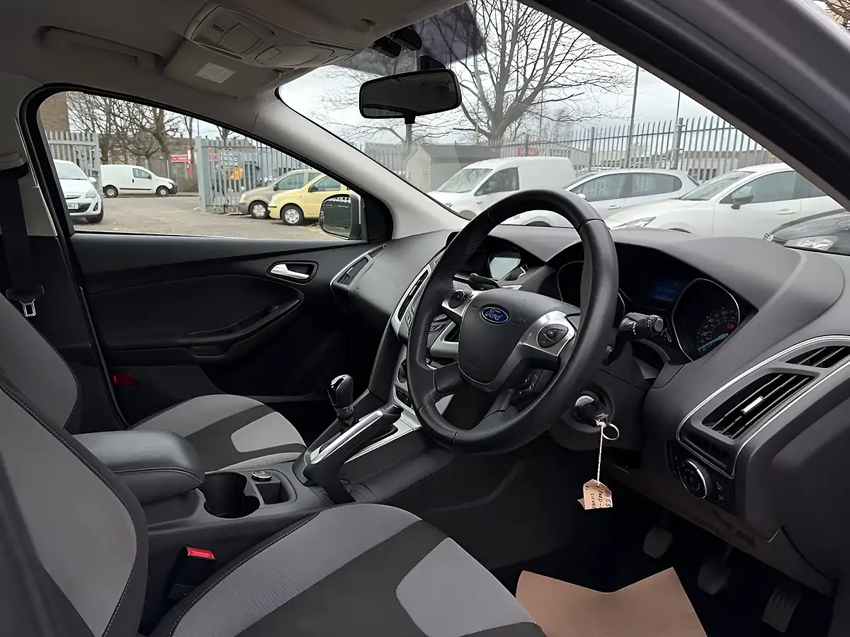 Used 2011 Ford Focus Zetec Silver - Interior and Exterior details 6