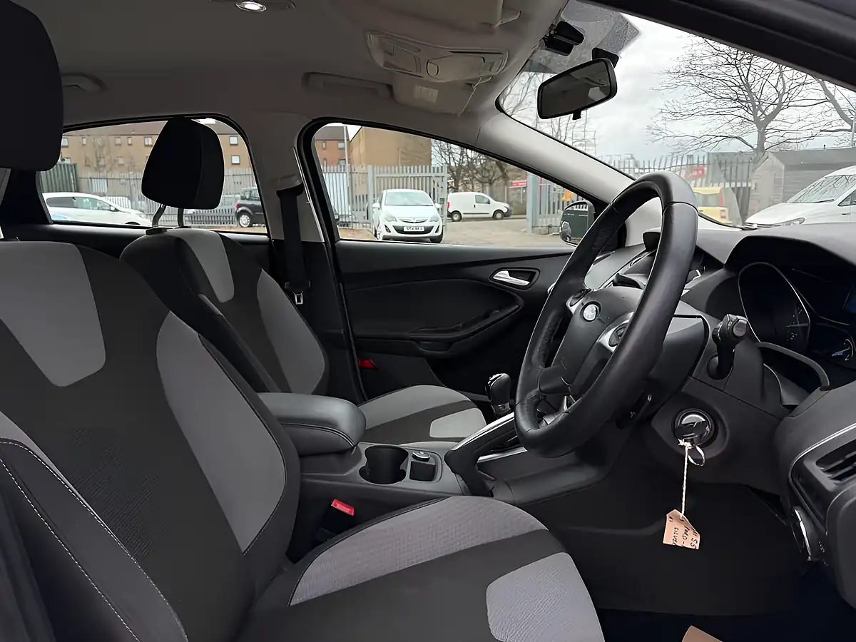 Used 2011 Ford Focus Zetec Silver - Interior and Exterior details 7